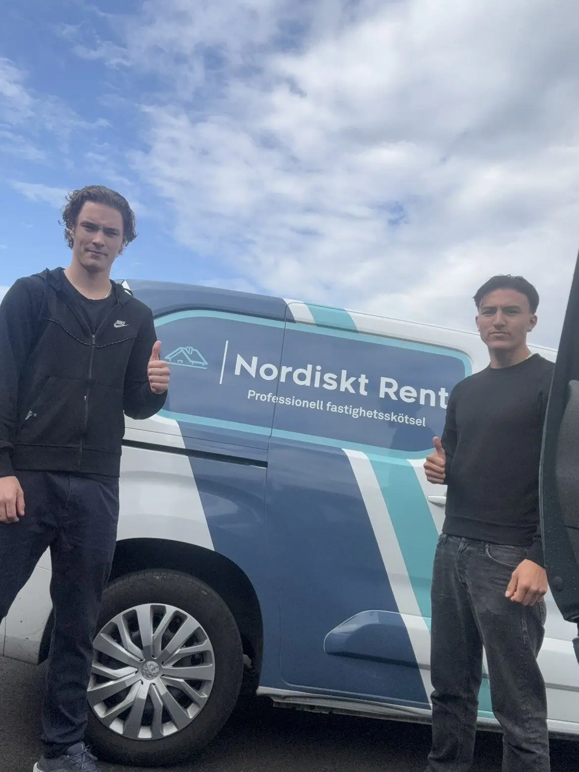 Dante Nilsson och Rufus Jeppson framför ÅVC Flygstaden i Halmstad