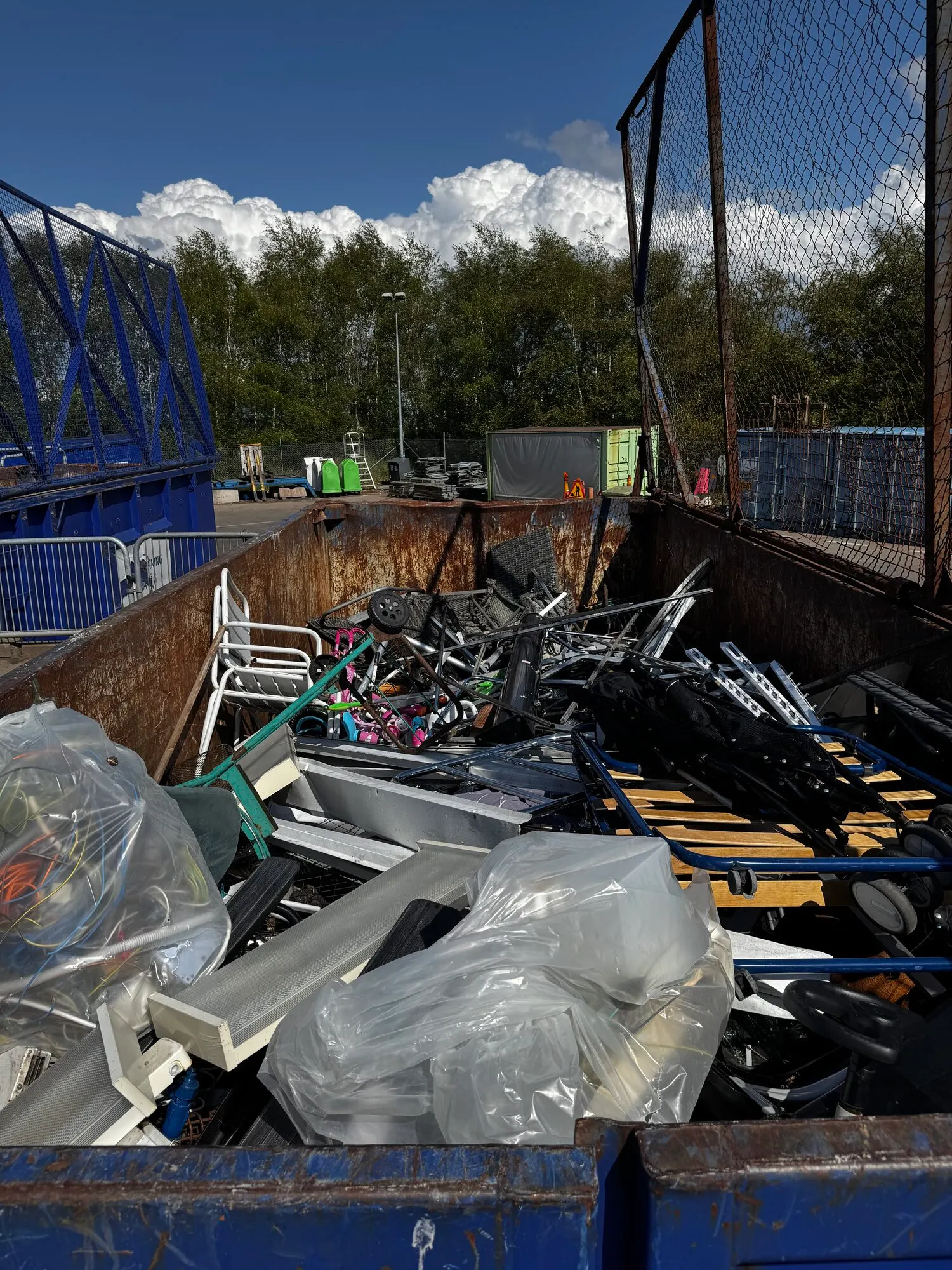 Skip-container fylld med möbler och grovavfall — typisk last från Halmstad