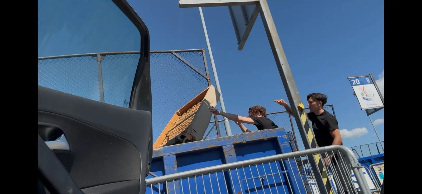 Dante och Rufus lämnar grovavfall på återvinningscentralen i Halmstad